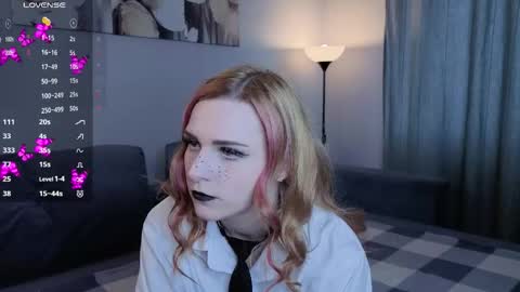 Snapshot of noradunn chatting on 10.31.25 Elina online show from 10.31.25