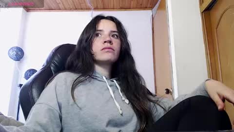 Snapshot of noreen_ chatting on 10.29.25 noreen_ online show from 10.29.25