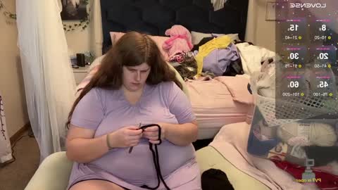 Snapshot of noturbabymoms chatting on 01.01.25 NotUrBabyMoms online show from 01.01.25