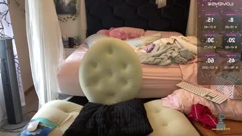 Snapshot of noturbabymoms chatting on 01.03.25 NotUrBabyMoms online show from 01.03.25