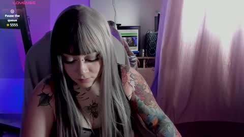 Snapshot of nova_gara chatting on 10.27.25 s online show from 10.27.25