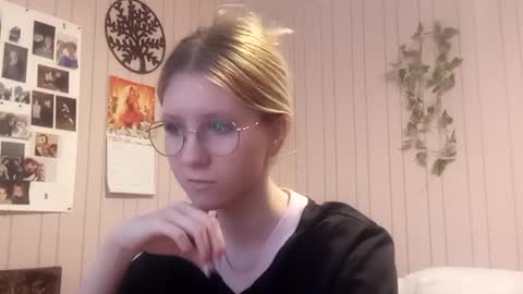 Snapshot of novellahartig chatting on 02.21.26 Sari It is my first day online show from 02.21.26