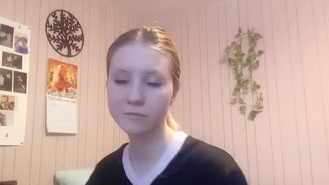 Snapshot of novellahartig chatting on 02.22.26 Sari It is my first day online show from 02.22.26