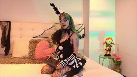 Snapshot of nxy_murtualer chatting on 11.01.25 NXY online show from 11.01.25