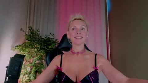 nymphvariety online show from 09.30.25