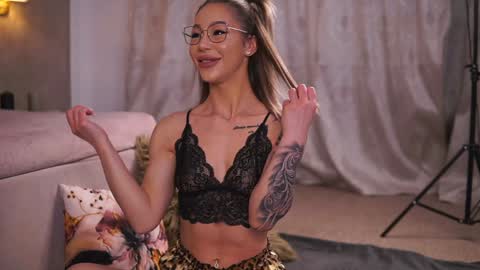 nyrobinova online show from 01.29.25