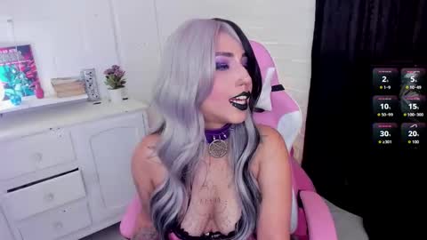 Snapshot of nyx_blackmoon chatting on 10.10.25 Nyx BlackMoon online show from 10.10.25