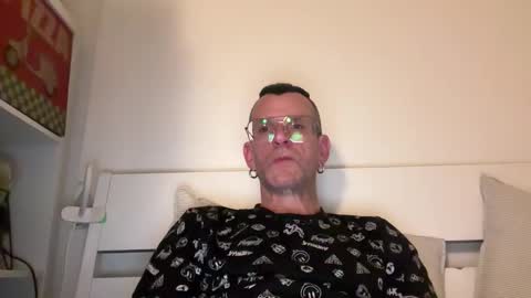 Snapshot of o_johnny_deep_o chatting on 03.05.26 Jonathan Deep online show from 03.05.26