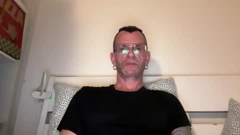 Snapshot of o_johnny_deep_o chatting on 03.11.26 Jonathan Deep online show from 03.11.26