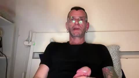 Snapshot of o_johnny_deep_o chatting on 03.12.26 Jonathan Deep online show from 03.12.26