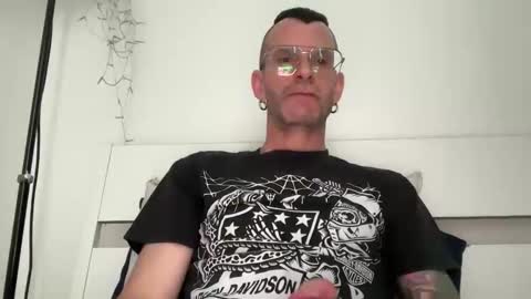 Snapshot of o_johnny_deep_o chatting on 06.10.26 Jonathan Deep online show from 06.10.26