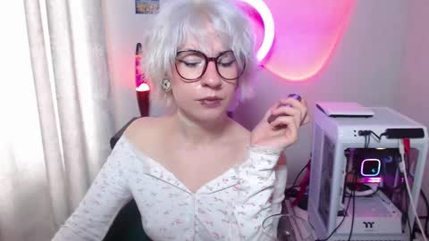 Snapshot of obedientt_ chatting on 10.05.25 Moonlight online show from 10.05.25