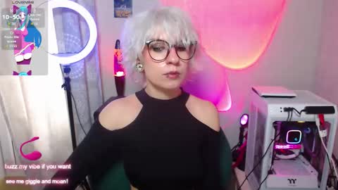 Snapshot of obedientt_ chatting on 10.06.25 Moonlight online show from 10.06.25