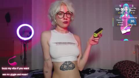 Snapshot of obedientt_ chatting on 10.10.25 Moonlight online show from 10.10.25