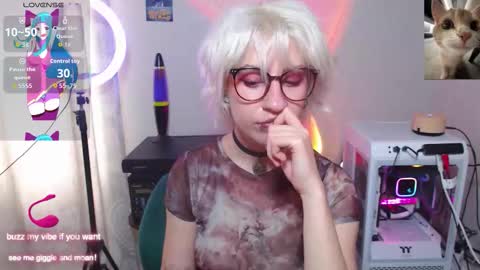 Snapshot of obedientt_ chatting on 10.11.25 Moonlight online show from 10.11.25