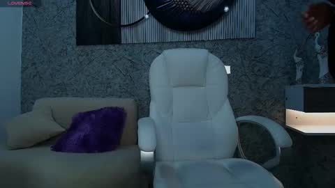 independent model online show from 12.18.25