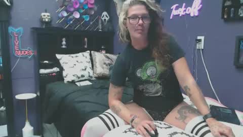 Snapshot of oddywithabody chatting on 10.20.25 Oddy With A Body online show from 10.20.25