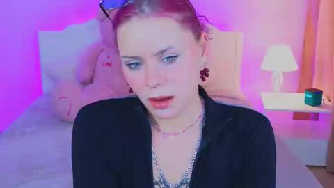 Snapshot of ofelia_rose chatting on 10.10.25 Ofelia 3 online show from 10.10.25