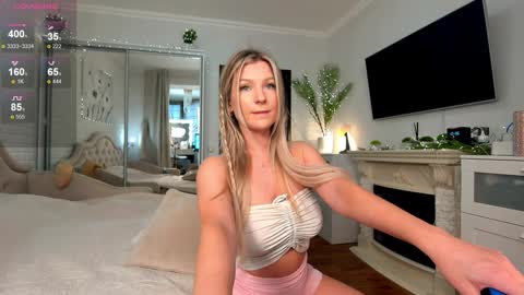 Snapshot of oh_julie chatting on 01.25.25 Julie online show from 01.25.25