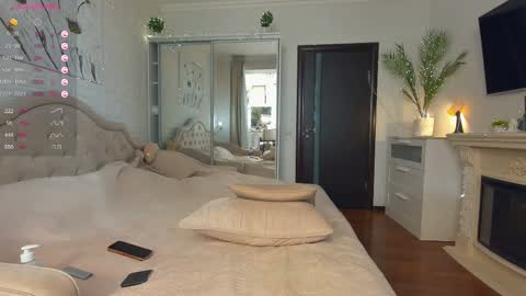 Snapshot of oh_julie chatting on 02.24.25 Julie online show from 02.24.25