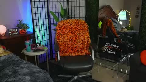 Snapshot of oh_lovely_girl chatting on 10.31.25 Gray online show from 10.31.25