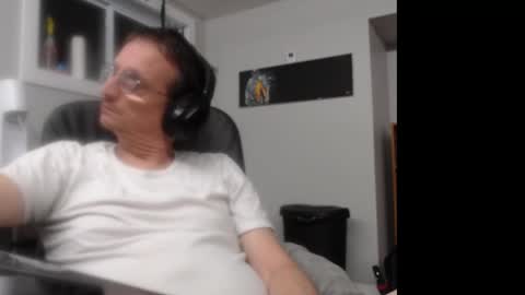 Snapshot of ohbitt chatting on 09.19.25 ohbitt online show from 09.19.25