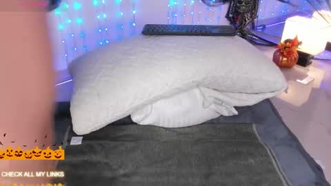 ohyesly_ online show from 10.23.25