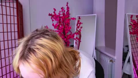 Snapshot of oksi_koxy chatting on 05.24.26 Karolina online show from 05.24.26