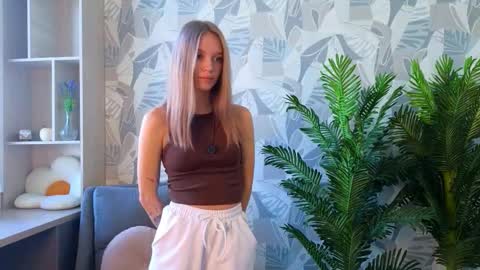 Hi Im Lisa 18 from Poland  Just getting started here and excited to meet new people online show from 09.20.25