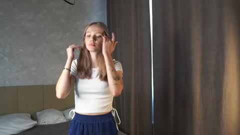 Hi Im Lisa 18 from Poland  Just getting started here and excited to meet new people online show from 09.21.25