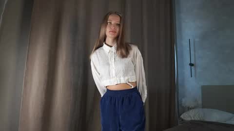 Hi Im Lisa 18 from Poland  Just getting started here and excited to meet new people online show from 09.25.25