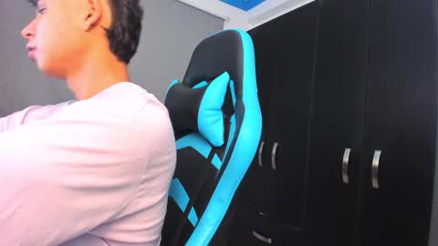 Snapshot of oliver_bray chatting on 10.21.25 Oliver bray online show from 10.21.25