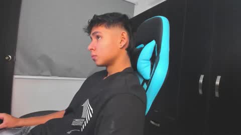 Snapshot of oliver_bray chatting on 10.25.25 Oliver bray online show from 10.25.25