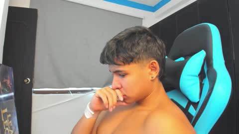 Snapshot of oliver_bray chatting on 11.05.25 Oliver bray online show from 11.05.25