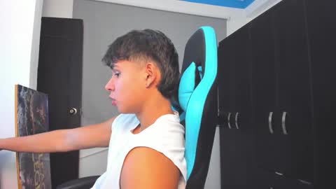 Snapshot of oliver_bray chatting on 11.08.25 Oliver bray online show from 11.08.25