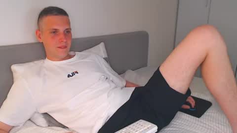 Snapshot of oliver_hort chatting on 06.28.26 Oliver online show from 06.28.26