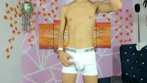 Snapshot of oliverhot_2005 chatting on 02.21.25 oliverhot_2005 online show from 02.21.25