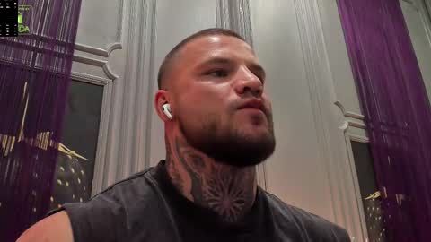 Snapshot of oliversport chatting on 10.12.25 OliverSport online show from 10.12.25