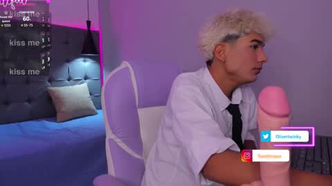 Snapshot of olivertwinky_ chatting on 09.22.25 Oliver online show from 09.22.25