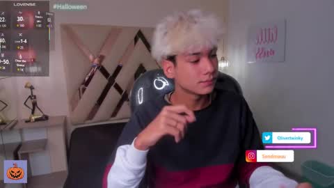 Snapshot of olivertwinky_ chatting on 10.16.25 Oliver online show from 10.16.25