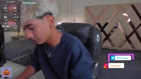 Snapshot of olivertwinky_ chatting on 10.21.25 Oliver online show from 10.21.25