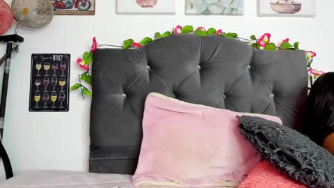 Snapshot of olivia22love chatting on 12.12.24 ..................................... 500 am- 1200 pm GMT-5 online show from 12.12.24