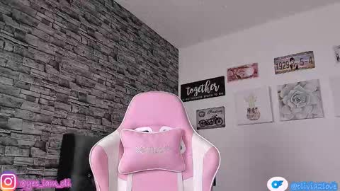 Snapshot of olivia22love chatting on 10.27.25 ..................................... 500 am- 1200 pm GMT-5 online show from 10.27.25