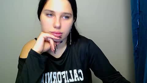 Snapshot of olivia_red_ chatting on 10.10.25 Olivia online show from 10.10.25