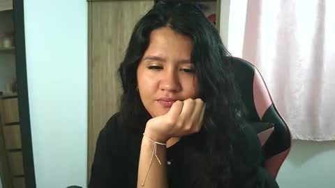 Snapshot of olivia_watson_ chatting on 11.07.25 Olivia online show from 11.07.25