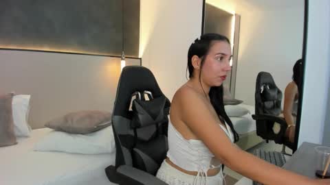 Snapshot of olivia_willoow chatting on 10.23.25 olivia_willoow online show from 10.23.25