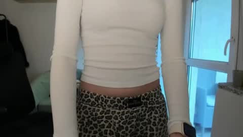 Snapshot of oliviaaa2003 chatting on 07.27.26 Oliwiaa2004 online show from 07.27.26
