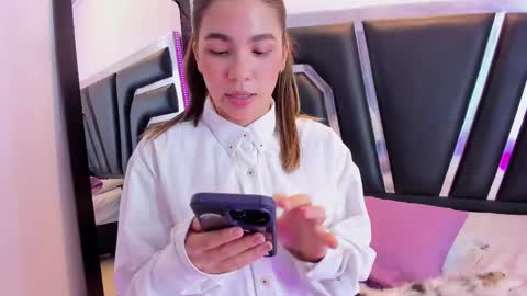 Snapshot of oliviacameron chatting on 02.28.25 OLIV online show from 02.28.25