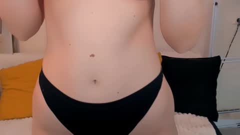 Snapshot of oliviahappy chatting on 10.20.25 oliviaBeauty online show from 10.20.25