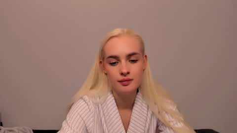 Snapshot of oliviahappy chatting on 03.16.26 oliviaBeauty online show from 03.16.26
